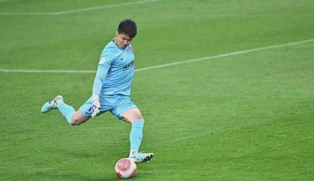 关键时刻成都蓉城调整名单以备意甲，队长鼓劲环节打磨，引发热议，训练强度明显提升(中超成都蓉城最新动态)