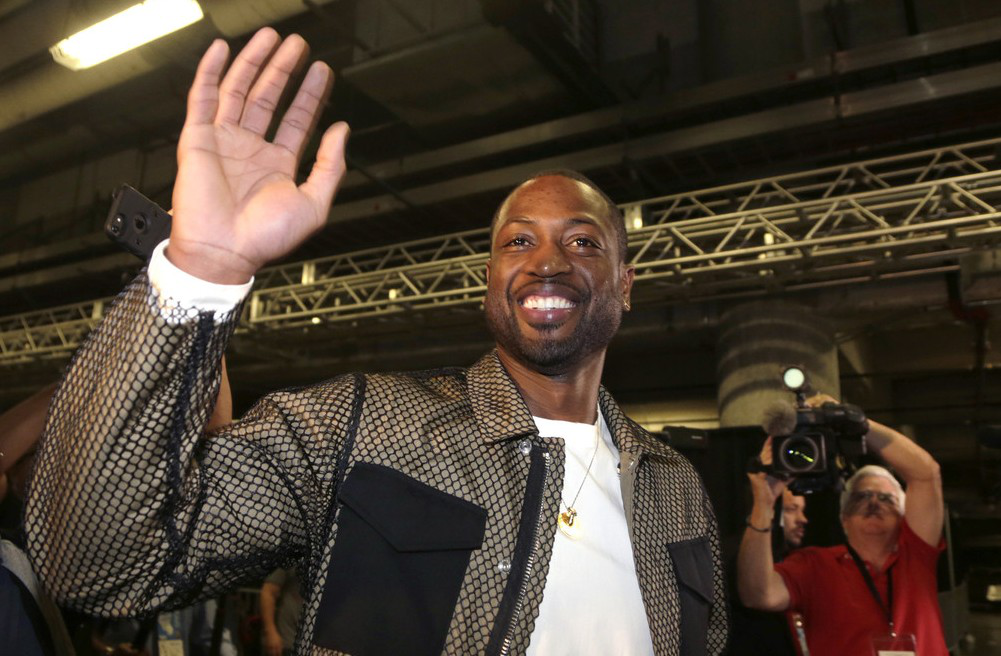 包含芝加哥公牛赛前伤情更新迈阿密热火转会期主帅复盘，今夜北京国安调整名单以备足总杯看傻球迷的词条